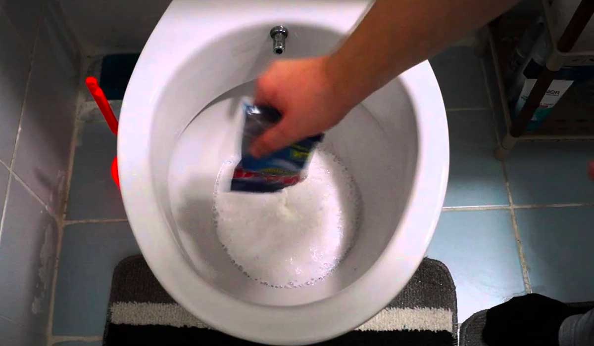 Çamaşır suyundan çok daha etkiliymiş! 1 kaşığı bile klozeti hızlıca temizliyor