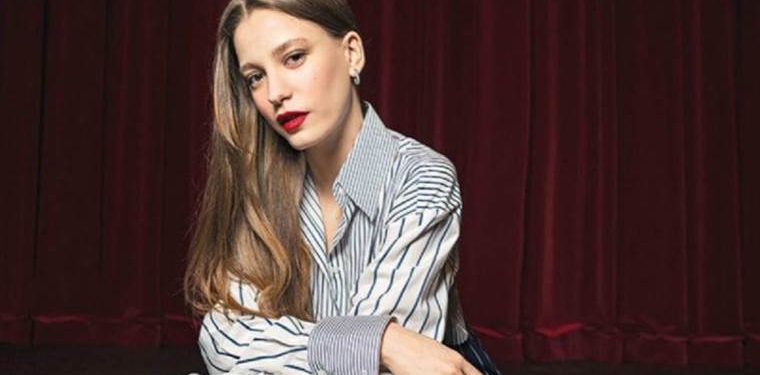 Serenay Sarıkaya ödül törenine damga vurdu! ‘Yine ben’ sözleri gündem oldu