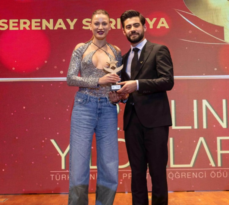 Rüzgar Aksoy'dan Serenay Sarıkaya'nın ödül almasına tepki: 'Yine o yine o'