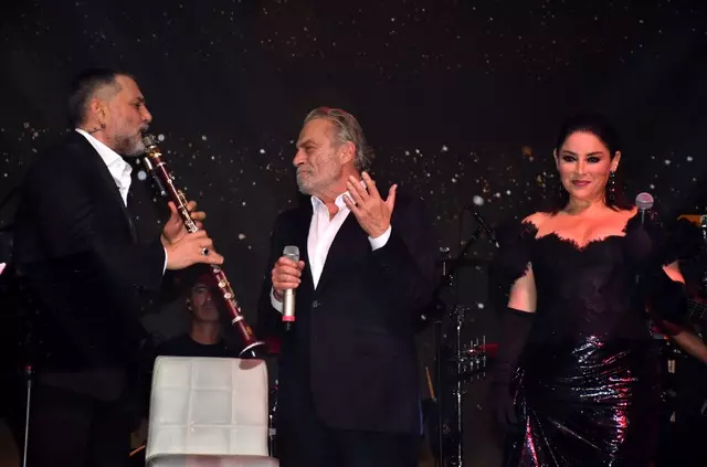 Aşkın Nur Yengi ile Haluk Bilginer yeni yıla birlikte girdi: Kızları Nazlı'nın son hali dikkat çekti... 1 Aşkın Nur Yengi ile Haluk Bilginer yeni yıla birlikte girdi: Kızları Nazlı'nın son hali dikkat çekti...