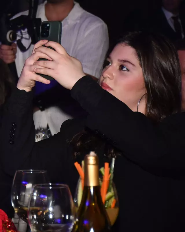 Aşkın Nur Yengi ile Haluk Bilginer yeni yıla birlikte girdi: Kızları Nazlı'nın son hali dikkat çekti... 4 Aşkın Nur Yengi ile Haluk Bilginer yeni yıla birlikte girdi: Kızları Nazlı'nın son hali dikkat çekti...