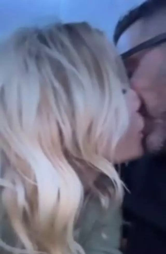 İrem Derici kamera açıp yeni sevgilisinin dudaklarına yapıştı