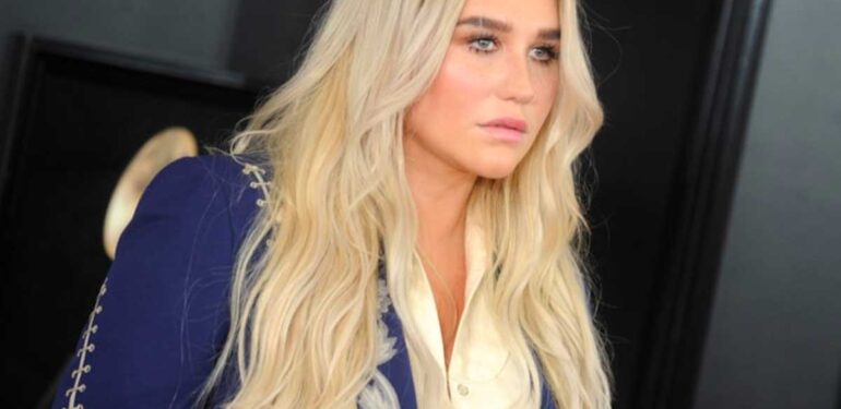 ABD’li ünlü şarkıcı Kesha’nın banyo selfie’si gündem oldu