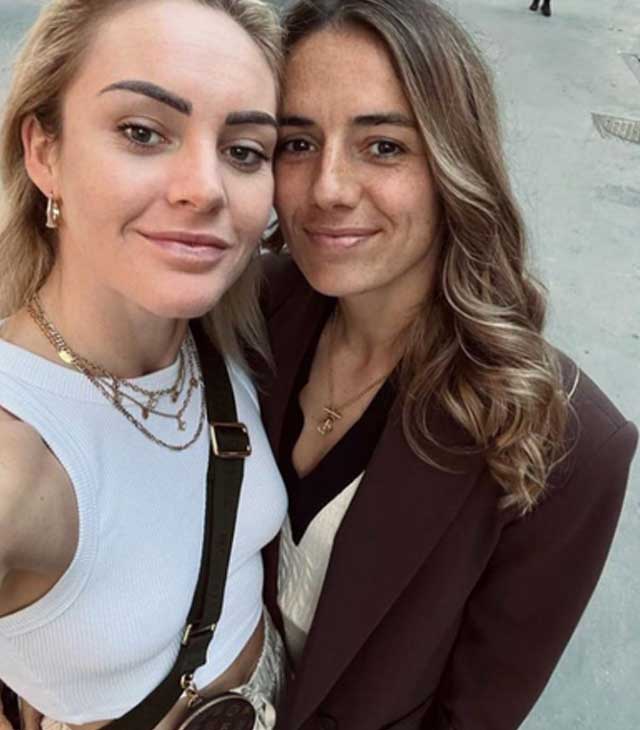 Aynı takımda oynayan Danielle van de Donk ve Ellie Carpenter, nişanlandıklarını açıkladı!