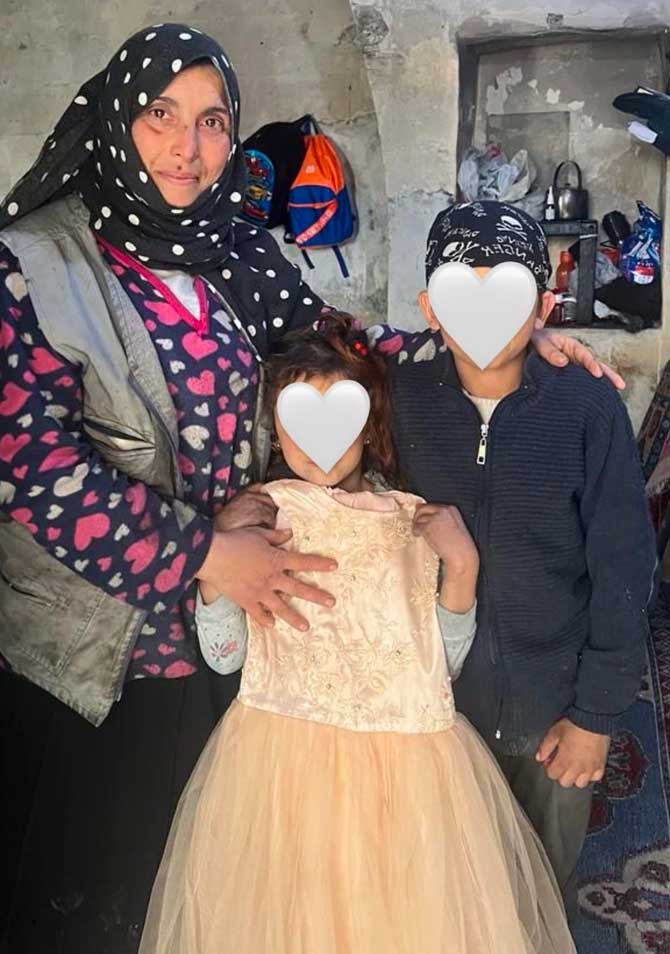 Çöpte bulduğu elbiseyi deneyen küçük kızın duygu dolu anları gündem olmuştu! Bergüzar Korel o aileye ulaştı