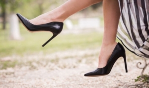 Fransa'da kadınlar artık topuklu ayakkabı giymiyor! İşte nedeni...