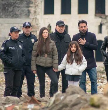 Arka Sokaklar ekibi deprem bölgesinde: 'Üstüne bastığımız yerlerin altında birileri var mı düşüncesi...' 4 Arka-Sokaklar-ekibi-deprem-bölgesinde-1