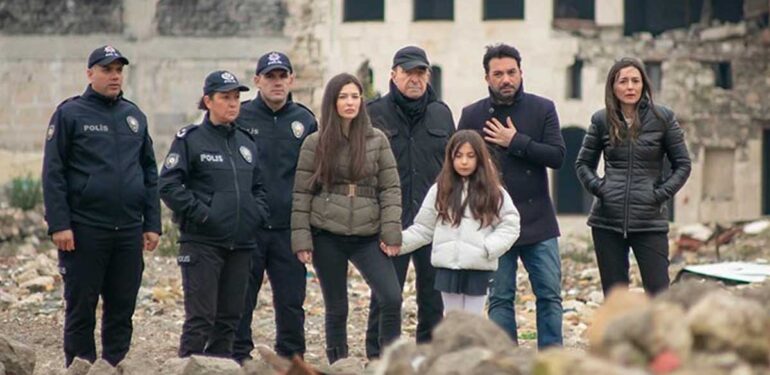 Arka Sokaklar ekibi deprem bölgesinde: ‘Üstüne bastığımız yerlerin altında birileri var mı düşüncesi…’