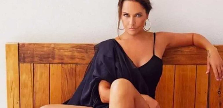 Hülya Avşar’dan sosyal medyayı sallayan poz! Tek göğsünü açıkta bıraktı…