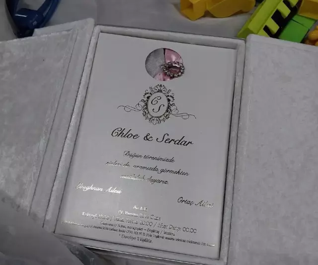 Chloe Loughnan ile Serdar Ortaç'ın düğün davetiyesi bit pazarında ortaya çıktı! Sosyal medyanın diline düştüler