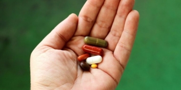 Nişanlısını çalmak istediği arkadaşına 'kadınlık hormonu' verdi!