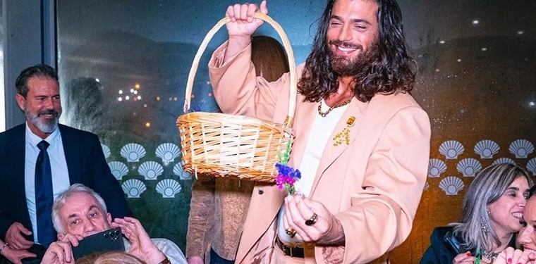 Can Yaman eline sepeti aldı, kadınlara çiçek dağıttı