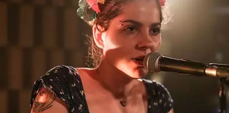 Müzisyen Deniz Tekin’in İngilizce öğretmeni olduğu iddia edilmişti, yanıt geldi!