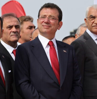 Ekrem İmamoğlu'nda 19 Mayıs mesajı: "Atatürk’e ve o dönem mücadele veren silah arkadaşlarına..." 8 Ekrem-İmamoğlu'nda-19-Mayıs-mesajı
