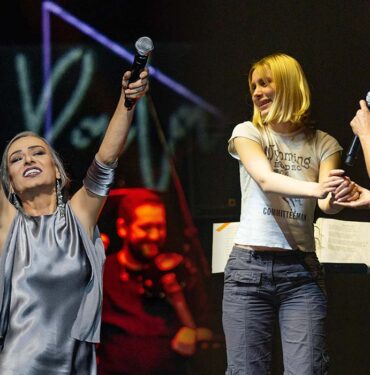 Yıldız Tilbe sahneye çıktı, ünlü isimler akın etti! 10 yildiz-tilbe