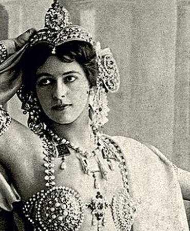 Büyüleyici cazibesi ile yüzlerce erkeği kendine aşık etti: Tarihin gizemli casusu Mata Hari 10 mata-hari-1