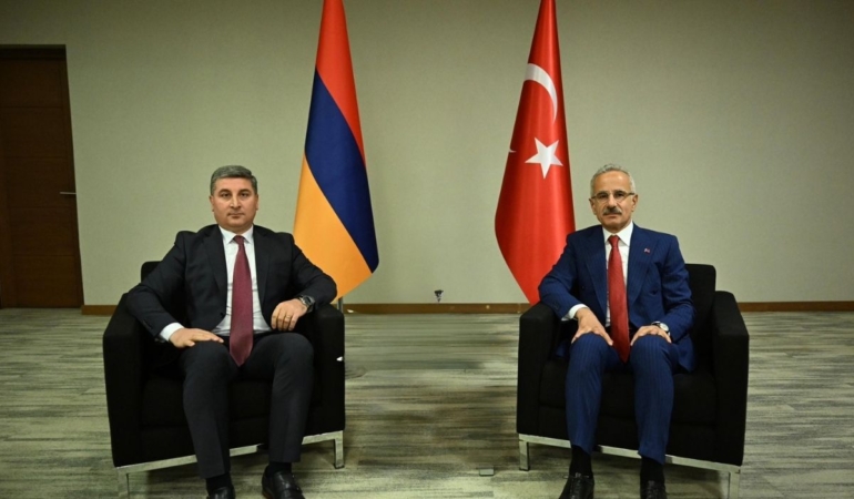 Ulaştırma ve Altyapı Bakanı Uraloğlu, Ermenistan Altyapı Bakanı Sanosyan ile bir araya geldi