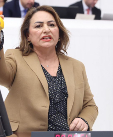 CHP’li Müzeyyen Şevkin’den Sert Tepki: “Vatandaşı Limon Gibi Sıktınız!” 8 CHP’li-Müzeyyen-Şevkin’den-Sert-Tepki--“Vatandaşı-Limon-Gibi-Sıktınız!”