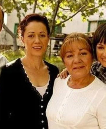 Yaprak Dökümü'nün 'Neyyir Hanım'ı Usta Oyuncu Bedia Ener Öztep 70 Yaşında Hayatını Kaybetti 8 Yaprak-Dökümü'nün-'Neyyir-Hanım'ı-Usta-Oyuncu-Bedia-Ener-Öztep-70-Yaşında-Hayatını-Kaybetti