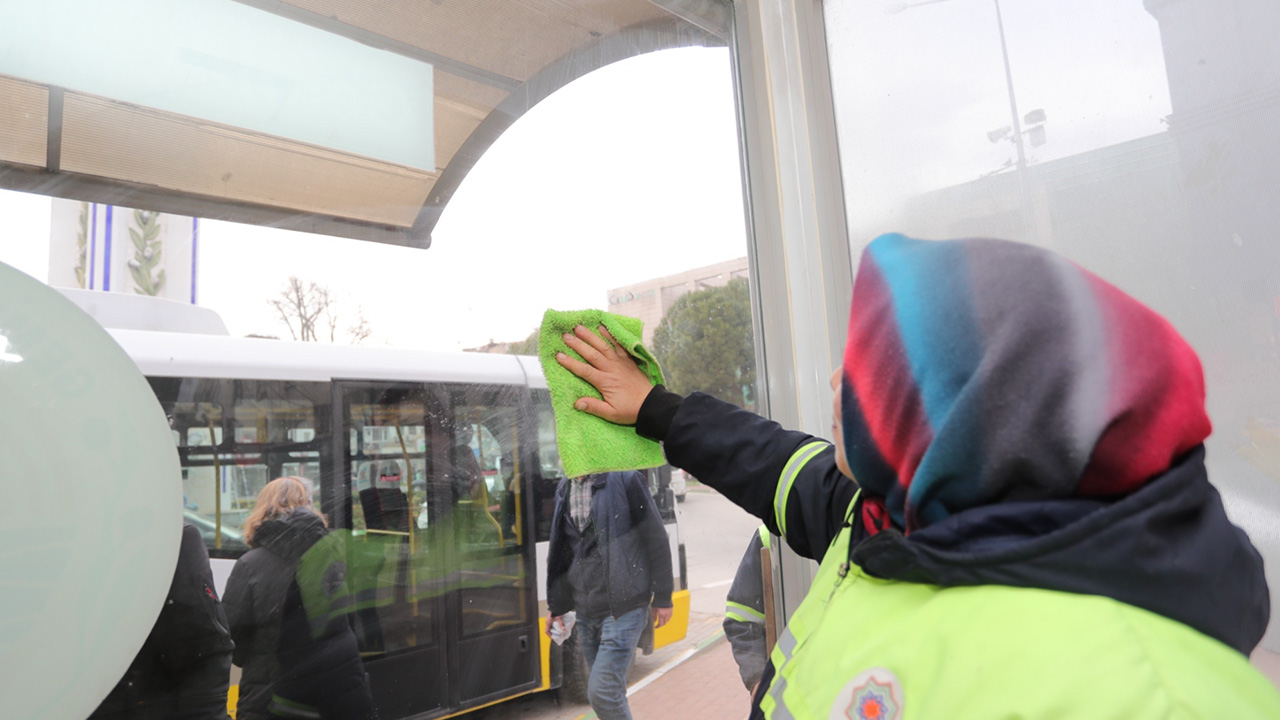 Gemlik Belediyesi otobüs duraklarını baştan aşağı temizledi