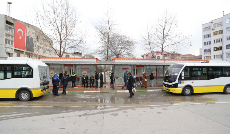 Gemlik Belediyesi otobüs duraklarını baştan aşağı temizledi