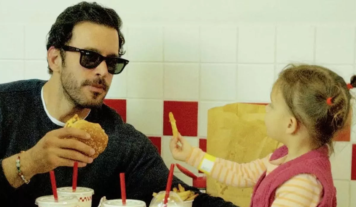 Oyuncu Barış Arduç kızıyla hamburger yediği anları paylaştı! Baba-kıza yorum yağdı 4 Oyuncu Barış Arduç kızıyla hamburger yediği anları paylaştı! Baba-kıza yorum yağdı