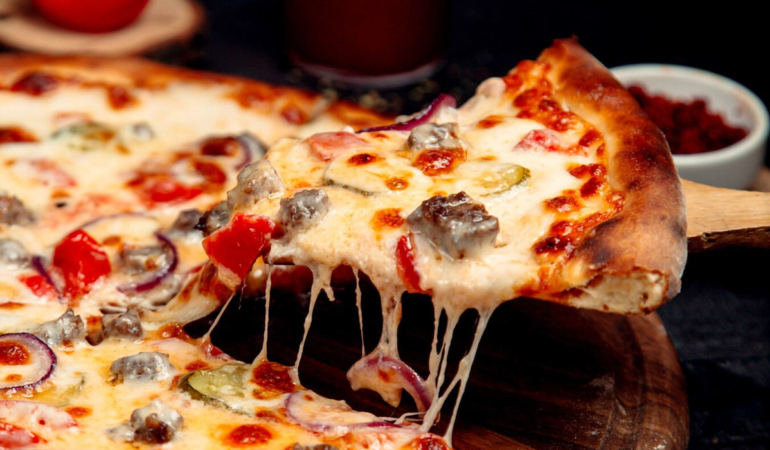 Fırında Kıtır Kıtır Ev Yapımı Pizza Nasıl Yapılır? (Tam Ölçülü Tarif!)