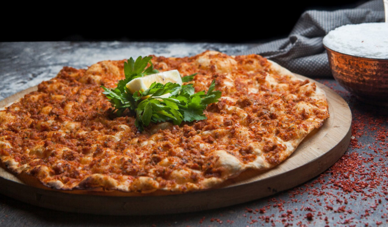 Evde Lahmacun Nasıl Yapılır? (Fırın Tadında En Lezzetli Tarif!)