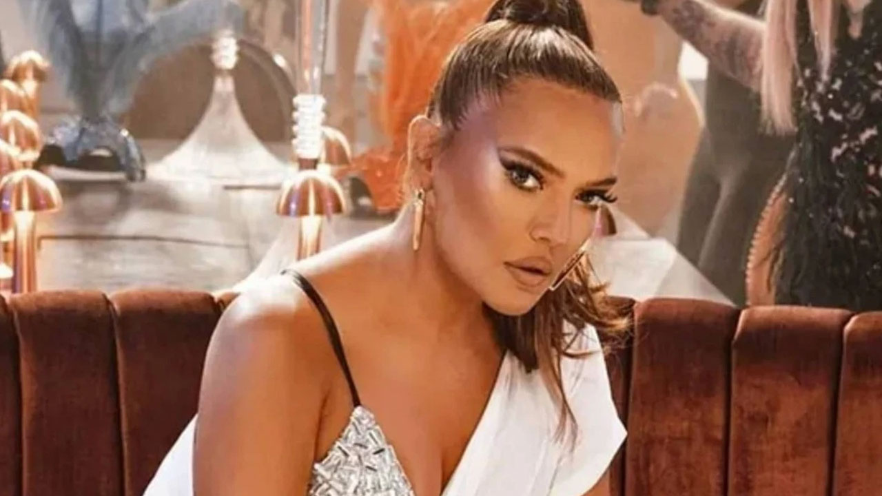 Demet Akalın yaşadığı talihsiz kazayı paylaştı: "Kulis kapısına sıkıştırdığı parmaklar!" 5 demet-akalin