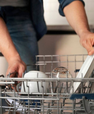 Bulaşıklarınız makineden gerçekte temiz çıkmıyor: İhmal edilen o parça tabaklarınıza sürekli 'kirli su' püskürtüyor 10 bulasik-makinesi