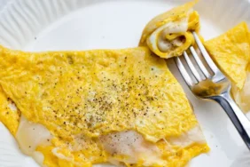 10 Dakikada Hazırlanabilecek Lezzetli Peynirli Omlet Tarifi 7 10-Dakikada-Hazirlanabilecek-Lezzetli-Peynirli-Omlet-Tarifi-featured
