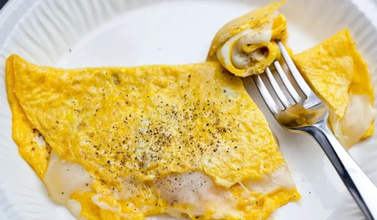 10 Dakikada Hazırlanabilecek Lezzetli Peynirli Omlet Tarifi