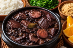 Brezilya-mutfaginin-vazgecilmez-lezzeti-Feijoada-tarifi-featured