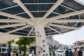 Elektrik üreten tenteler sokaklarda yerini almaya başladı 7 Elektrik-ureten-tenteler-sokaklarda-yerini-almaya-basladi-openai-image