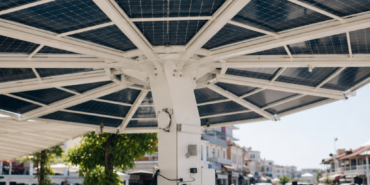 Elektrik üreten tenteler sokaklarda yerini almaya başladı 18 Elektrik-ureten-tenteler-sokaklarda-yerini-almaya-basladi-openai-image