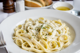 Makarnanin-klasik-efsanesi-Fettuccine-Alfredo-openai-image