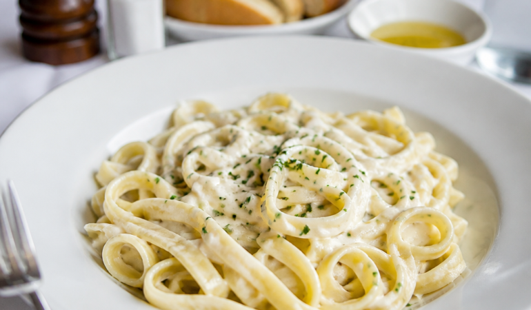 Makarnanin-klasik-efsanesi-Fettuccine-Alfredo-openai-image