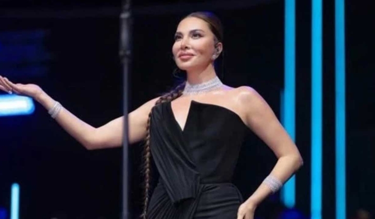 Ebru Yaşar Ayvalık’ta yaz turnesinde sahne aldı