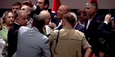 Kılıçdaroğlu rozet takarken görevlileri fırçaladı: Gürsel Tekin'in sözleri gündem oldu 44 gursel tekin kayyum