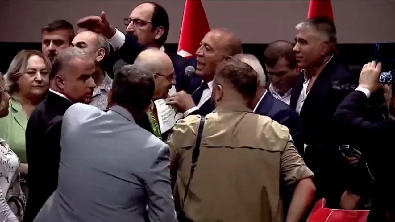 Kılıçdaroğlu rozet takarken görevlileri fırçaladı: Gürsel Tekin'in sözleri gündem oldu 4 gursel tekin kayyum