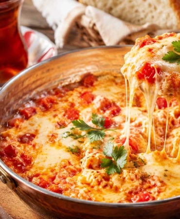 Kaşarlı Menemen: Türk Mutfağının İkonik Lezzeti 11 kasarli-menemen