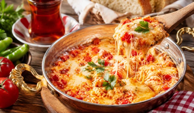 Kaşarlı Menemen: Türk Mutfağının İkonik Lezzeti 6 kasarli-menemen