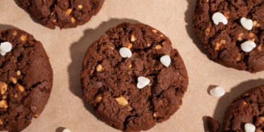Cayin-yanina-cok-yakisacak-bir-mucize-Brownie-tadinda-islak-kurabiye-tarifi8230-featured