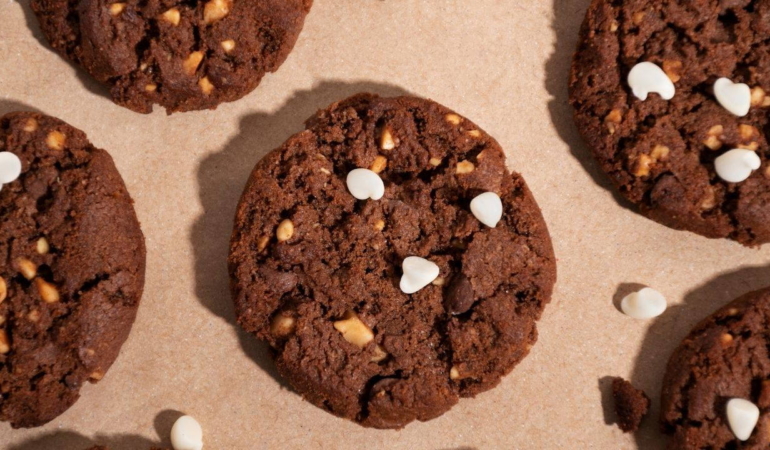 Çayın yanına çok yakışacak bir mucize: Brownie tadında ıslak kurabiye tarifi…