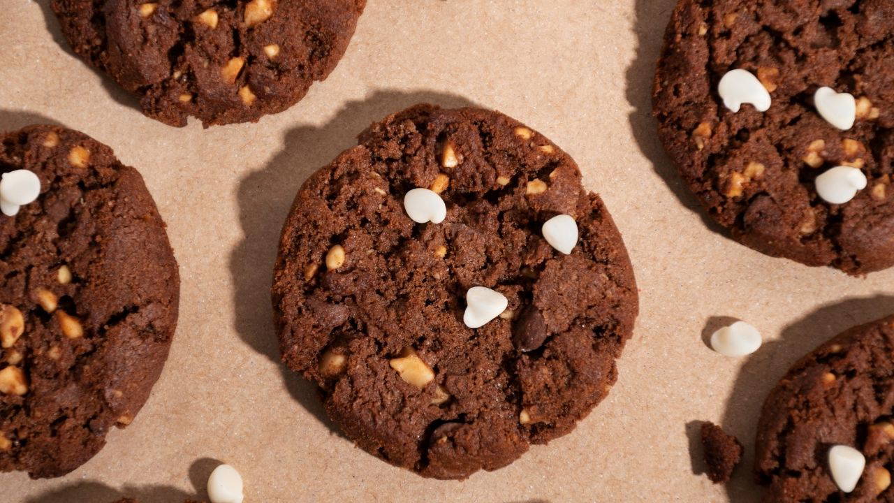 Cayin-yanina-cok-yakisacak-bir-mucize-Brownie-tadinda-islak-kurabiye-tarifi8230-featured